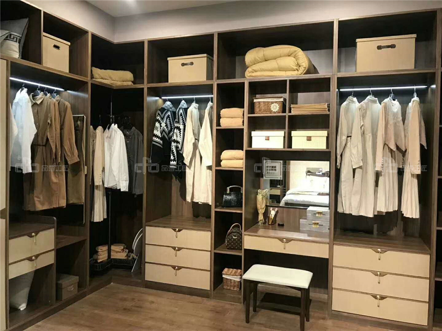 整木定制裝修衣帽間時要注意什么?(圖2) 整木定制裝修衣帽間時要注意什么?(圖2)